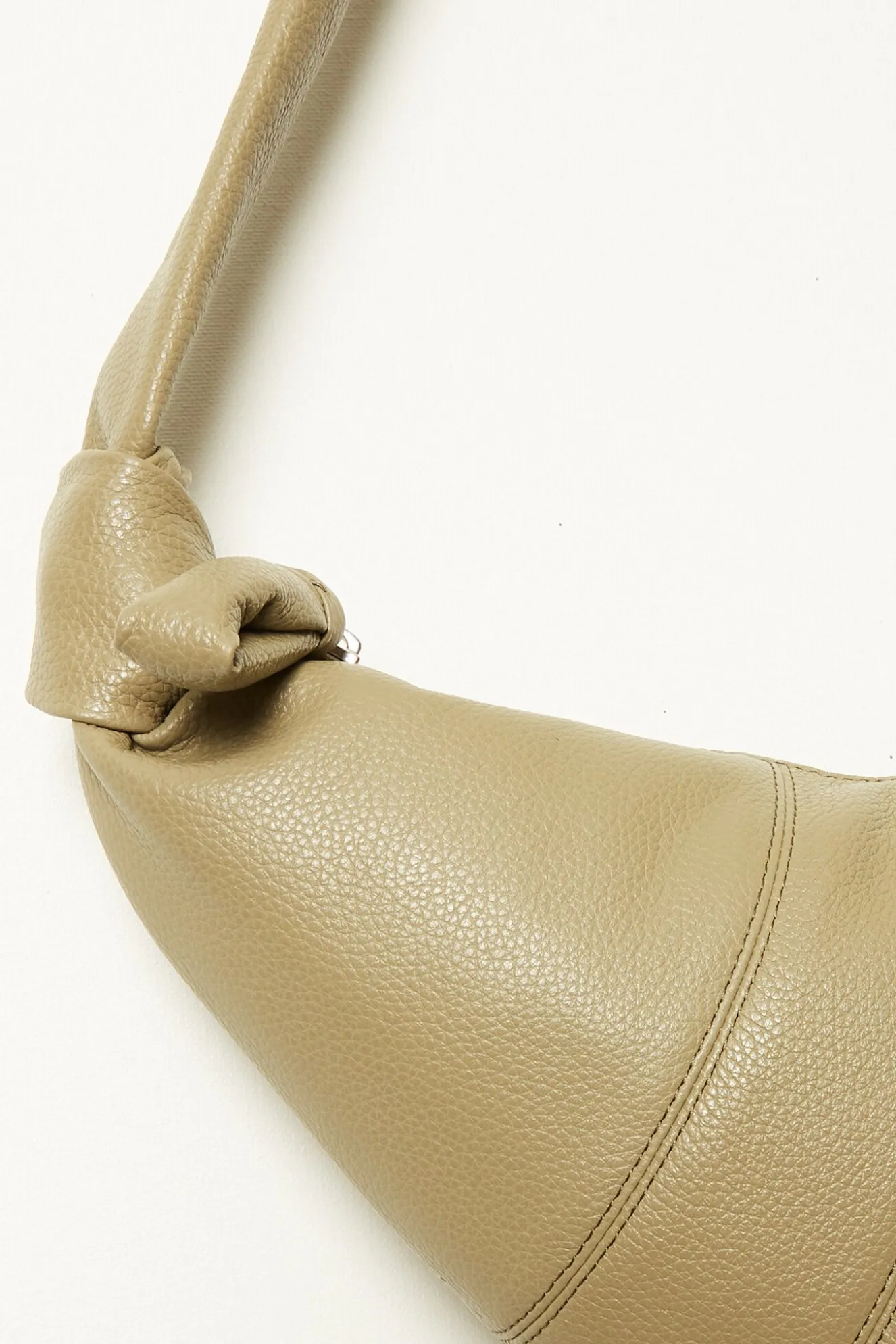 lemaire_medium_croissant__2-1.webp Lemaire Medium croissant bag